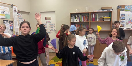 Powiększ grafikę: 3b-w-ramach-innowacji-pedagogicznej-mali-podroznicy-686776.jpg