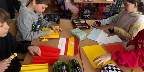 Powiększ grafikę: 3b-w-ramach-innowacji-pedagogicznej-mali-podroznicy-686804.jpg