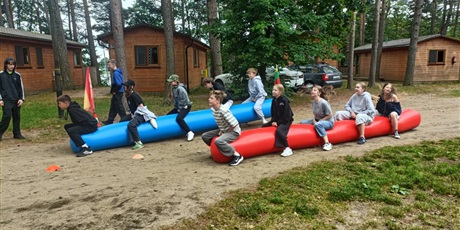 Powiększ grafikę: 7a-i-6b-pozdrawiaja-z-biwaku-na-polwyspie-lipa-635516.jpg