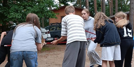 Powiększ grafikę: 7a-i-6b-pozdrawiaja-z-biwaku-na-polwyspie-lipa-635521.jpg
