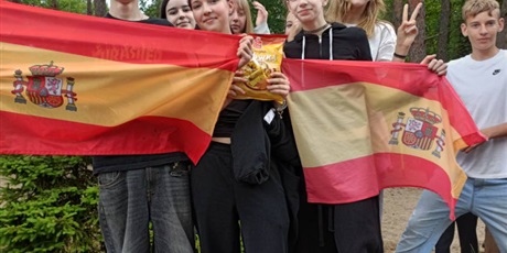 Powiększ grafikę: 7a-i-6b-pozdrawiaja-z-biwaku-na-polwyspie-lipa-635524.jpg