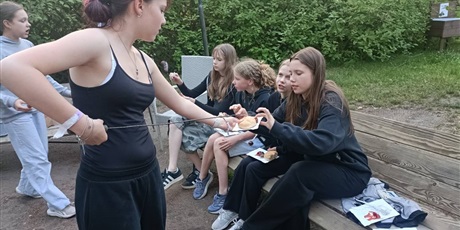 Powiększ grafikę: 7a-i-6b-pozdrawiaja-z-biwaku-na-polwyspie-lipa-635535.jpg