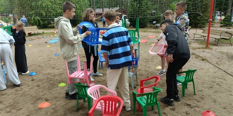 Powiększ grafikę: 7a-i-6b-pozdrawiaja-z-biwaku-na-polwyspie-lipa-635537.jpg