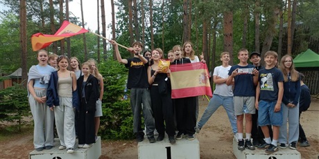 Powiększ grafikę: 7a-i-6b-pozdrawiaja-z-biwaku-na-polwyspie-lipa-635538.jpg