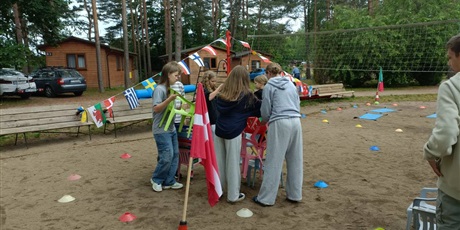 Powiększ grafikę: 7a-i-6b-pozdrawiaja-z-biwaku-na-polwyspie-lipa-635539.jpg