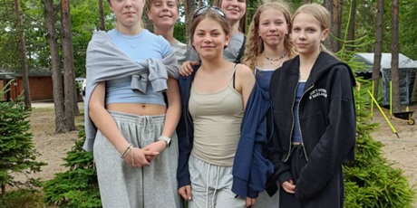 Powiększ grafikę: 7a-i-6b-pozdrawiaja-z-biwaku-na-polwyspie-lipa-635549.jpg
