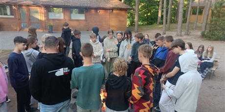 Powiększ grafikę: 7a-i-6b-pozdrawiaja-z-biwaku-na-polwyspie-lipa-635557.jpg