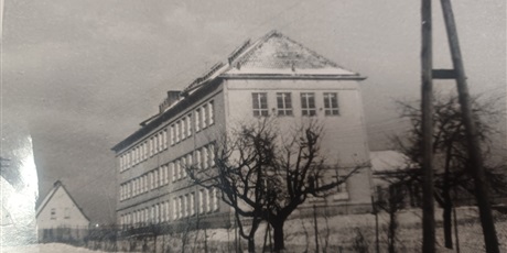 Budynek szkoły, rok 1968.