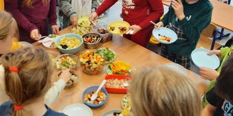 Powiększ grafikę: dzien-salatkowy-w-klasie-3b-599573.jpg