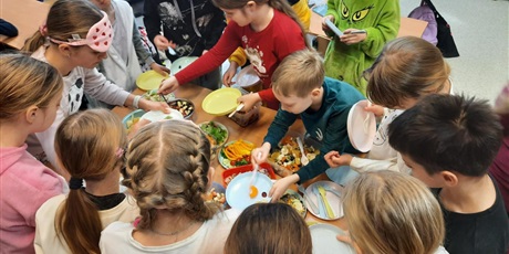Powiększ grafikę: dzien-salatkowy-w-klasie-3b-599577.jpg