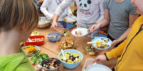 Powiększ grafikę: dzien-salatkowy-w-klasie-3b-599589.jpg