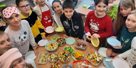 Powiększ grafikę: dzien-salatkowy-w-klasie-3b-599590.jpg