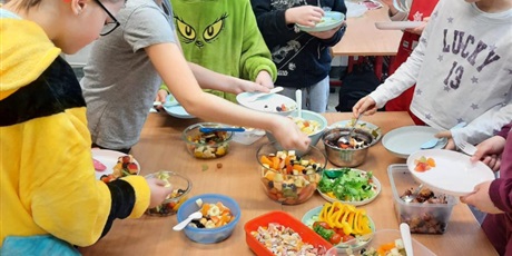 Powiększ grafikę: dzien-salatkowy-w-klasie-3b-599591.jpg
