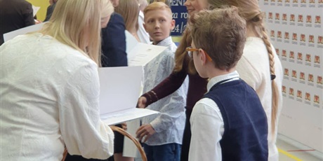 Powiększ grafikę: dzis-nasi-uczniowie-z-rak-pani-prezydent-otrzymali-stypendia-677118.jpg