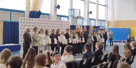 Powiększ grafikę: dzis-nasi-uczniowie-z-rak-pani-prezydent-otrzymali-stypendia-677119.jpg