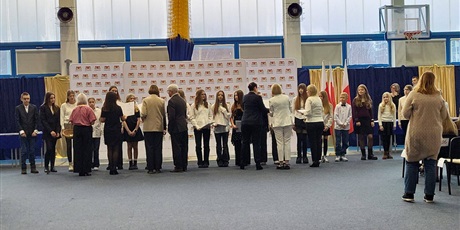 Powiększ grafikę: dzis-nasi-uczniowie-z-rak-pani-prezydent-otrzymali-stypendia-677123.jpg