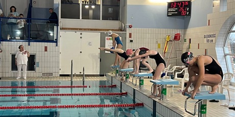 Powiększ grafikę: dzis-nasze-dziewczyny-godnie-reprezentowaly-szkole-podczas-mistrzostw-gdanska-w-plywaniu-druzynowym-665446.jpg