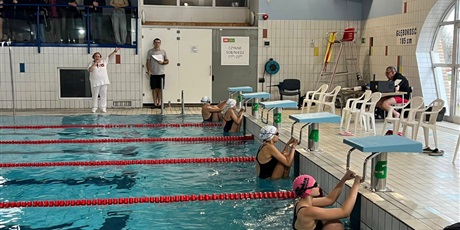 Powiększ grafikę: dzis-nasze-dziewczyny-godnie-reprezentowaly-szkole-podczas-mistrzostw-gdanska-w-plywaniu-druzynowym-665449.jpg