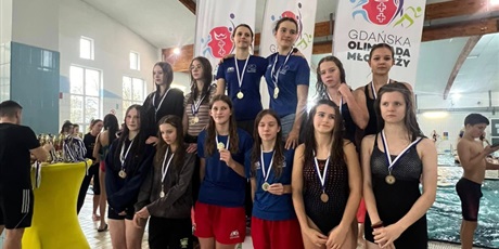 Powiększ grafikę: dzis-nasze-dziewczyny-godnie-reprezentowaly-szkole-podczas-mistrzostw-gdanska-w-plywaniu-druzynowym-665451.jpg
