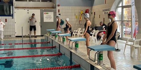 Powiększ grafikę: dzis-nasze-dziewczyny-godnie-reprezentowaly-szkole-podczas-mistrzostw-gdanska-w-plywaniu-druzynowym-665453.jpg