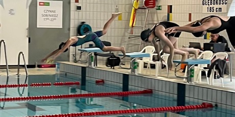Powiększ grafikę: dzis-nasze-dziewczyny-godnie-reprezentowaly-szkole-podczas-mistrzostw-gdanska-w-plywaniu-druzynowym-665454.jpg