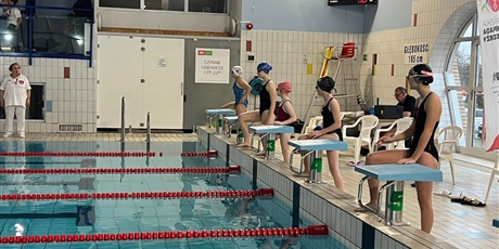 Powiększ grafikę: dzis-nasze-dziewczyny-godnie-reprezentowaly-szkole-podczas-mistrzostw-gdanska-w-plywaniu-druzynowym-665455.jpg