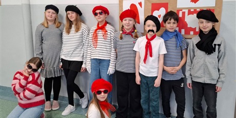 Powiększ grafikę: dzis-uczniowie-klasy-4b-674317.jpg