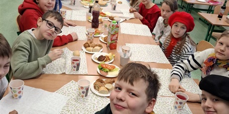 Powiększ grafikę: dzis-uczniowie-klasy-4b-674320.jpg