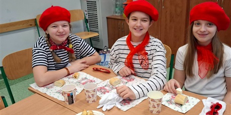 Powiększ grafikę: dzis-uczniowie-klasy-4b-674321.jpg