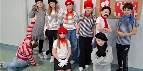 Powiększ grafikę: dzis-uczniowie-klasy-4b-674323.jpg