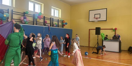 Powiększ grafikę: dzis-w-naszej-szkole-odbyl-sie-bal-karnawalowy-dla-klas-1-3-674253.jpg