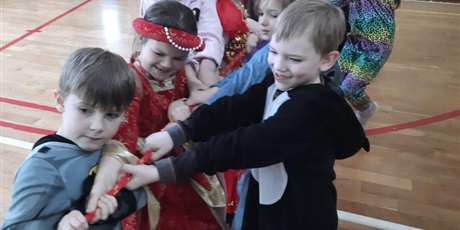 Powiększ grafikę: dzis-w-naszej-szkole-odbyl-sie-bal-karnawalowy-dla-klas-1-3-674254.jpg
