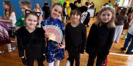 Powiększ grafikę: dzis-w-naszej-szkole-odbyl-sie-bal-karnawalowy-dla-klas-1-3-674255.jpg