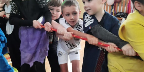 Powiększ grafikę: dzis-w-naszej-szkole-odbyl-sie-bal-karnawalowy-dla-klas-1-3-674256.jpg