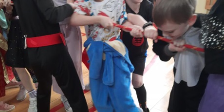 Powiększ grafikę: dzis-w-naszej-szkole-odbyl-sie-bal-karnawalowy-dla-klas-1-3-674263.jpg