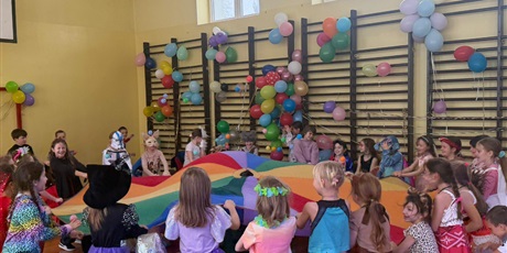 Powiększ grafikę: dzis-w-naszej-szkole-odbyl-sie-bal-karnawalowy-dla-klas-1-3-674264.jpg