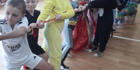 Powiększ grafikę: dzis-w-naszej-szkole-odbyl-sie-bal-karnawalowy-dla-klas-1-3-674266.jpg