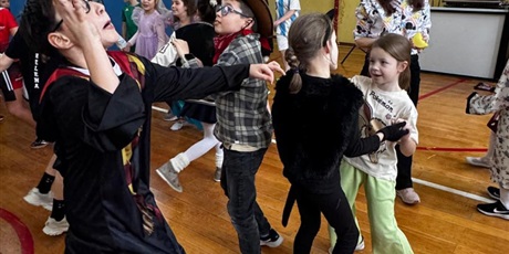 Powiększ grafikę: dzis-w-naszej-szkole-odbyl-sie-bal-karnawalowy-dla-klas-1-3-674267.jpg