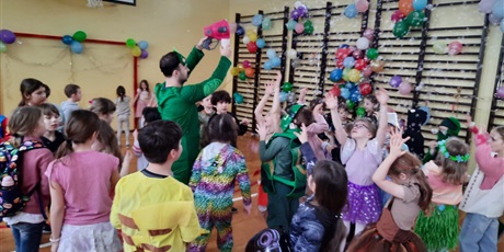 Powiększ grafikę: dzis-w-naszej-szkole-odbyl-sie-bal-karnawalowy-dla-klas-1-3-674273.jpg