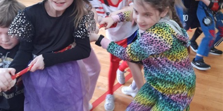 Powiększ grafikę: dzis-w-naszej-szkole-odbyl-sie-bal-karnawalowy-dla-klas-1-3-674274.jpg