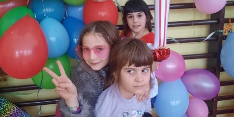 Powiększ grafikę: dzis-w-naszej-szkole-odbyl-sie-bal-karnawalowy-dla-klas-1-3-674277.jpg