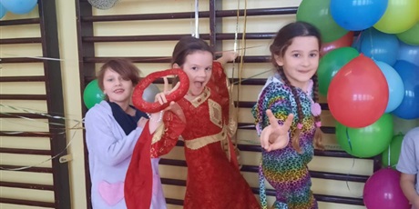 Powiększ grafikę: dzis-w-naszej-szkole-odbyl-sie-bal-karnawalowy-dla-klas-1-3-674278.jpg