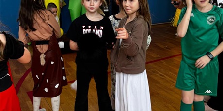 Powiększ grafikę: dzis-w-naszej-szkole-odbyl-sie-bal-karnawalowy-dla-klas-1-3-674280.jpg