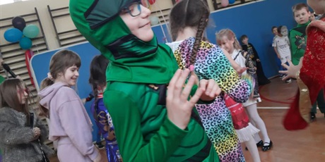 Powiększ grafikę: dzis-w-naszej-szkole-odbyl-sie-bal-karnawalowy-dla-klas-1-3-674283.jpg