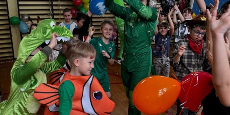 Powiększ grafikę: dzis-w-naszej-szkole-odbyl-sie-bal-karnawalowy-dla-klas-1-3-674285.jpg