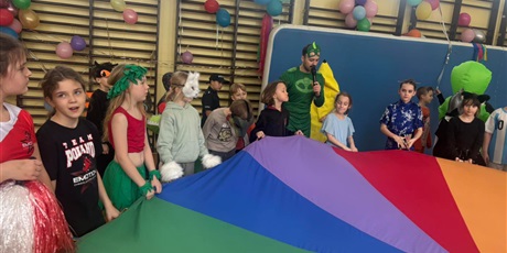 Powiększ grafikę: dzis-w-naszej-szkole-odbyl-sie-bal-karnawalowy-dla-klas-1-3-674286.jpg