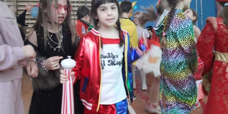 Powiększ grafikę: dzis-w-naszej-szkole-odbyl-sie-bal-karnawalowy-dla-klas-1-3-674288.jpg