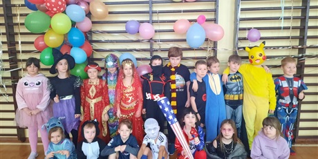 Powiększ grafikę: dzis-w-naszej-szkole-odbyl-sie-bal-karnawalowy-dla-klas-1-3-674290.jpg