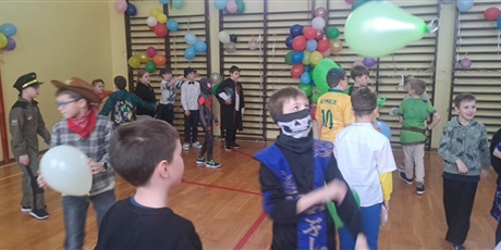 Powiększ grafikę: dzis-w-naszej-szkole-odbyl-sie-bal-karnawalowy-dla-klas-1-3-674291.jpg