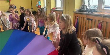 Powiększ grafikę: dzis-w-naszej-szkole-odbyl-sie-bal-karnawalowy-dla-klas-1-3-674292.jpg